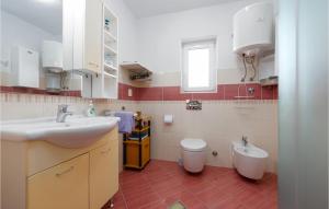Vannituba majutusasutuses Gorgeous Apartment In Kosljun With Wifi