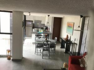 een woonkamer en een keuken met een tafel en stoelen bij Angel,s apartment in Mexico-Stad