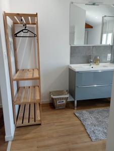 un baño con una escalera junto a un lavabo en Chambre d'hôtes dans maison charentaise, en Mortiers