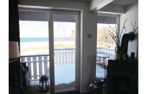 Camera con porta scorrevole in vetro e vista sull'oceano. di Two-Bedroom Apartment In Rechlin a Rechlin Altre 27 foto
