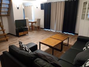 uma sala de estar com um sofá e uma mesa em Niedźwiady Małe 14 B em Ślesin