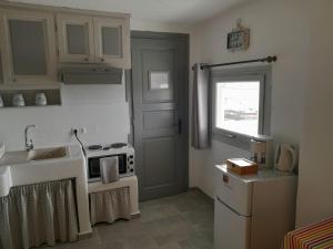 A kitchen or kitchenette at Sunny Guest House New Port Mykonos Még 24 kép