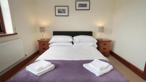 เตียงในห้องที่ Barcud Lodge, Llangennith