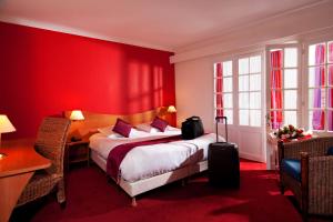 Una cama o camas en una habitación de Le Clocher de Rodez Centre Gare 21 fotos más