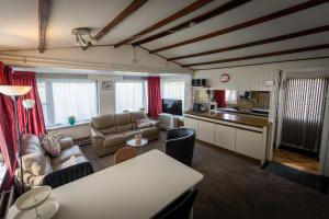 a living room with a couch and a table at Hotel B&B d'Olde Smidse in Giethoorn