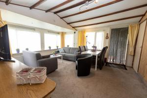 a living room with a couch and a table at Hotel B&B d'Olde Smidse in Giethoorn