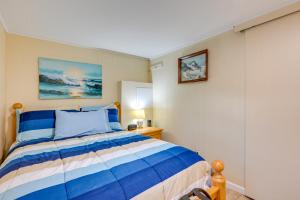 Schlafzimmer mit einem blauen und weißen Bett in der Unterkunft Pet-Friendly Caseville Cottage Walk to Lake Huron in Caseville