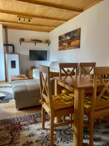 a living room with a table and a bed at Magia di montagna in Žabljak