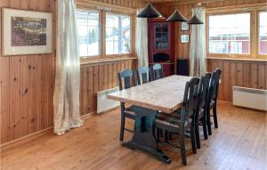 een eetkamer met een houten tafel en stoelen bij Awesome Home In Ingeberg With Kitchen in Syljuset