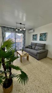 sala de estar con sofá y mesa en Primera línea de playa y Gibraltar a 5 minutos, en La Línea de la Concepción