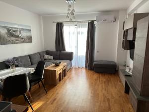 a living room with a couch and a table at Apartment la mare in Agigea