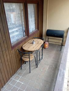 una mesa y sillas en un patio en Chatka Andělka en Doksy