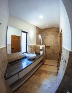 y baño con lavabo y espejo. en Hotel Pietro Santo, en Santeagueda
