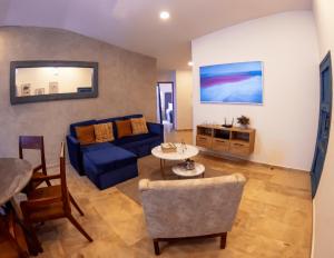 sala de estar con sofá azul y mesa en Hotel Pietro Santo, en Santeagueda