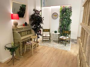 uma sala de estar com um piano de cauda e cadeiras em Casa Granatelli em Palermo