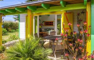 een kleurrijk huis met een tafel en stoelen op een patio bij Nice Home In Plouguerneau With Wifi in Plouguerneau