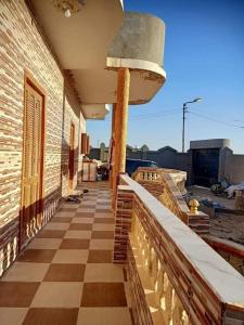 ein Gebäude mit einem karierten Boden auf einem Balkon in der Unterkunft ڤيلا فاخره في مدينة طنطا in Tanta