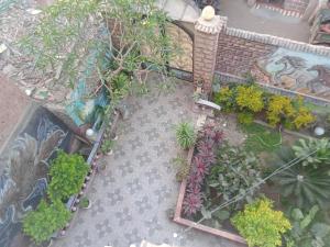 een uitzicht over een tuin met veel planten bij ڤيلا فاخره في مدينة طنطا in Tanta