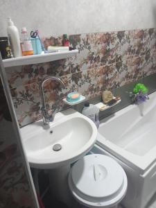 een badkamer met een wastafel en een toilet bij ڤيلا فاخره في مدينة طنطا in Tanta