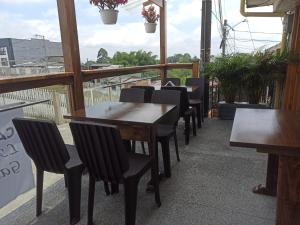 eine Reihe von Tischen und Stühlen auf einer Terrasse in der Unterkunft Hotel Mont Blanc in Circasia