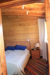 1 dormitorio con cama y techo de madera en Cabaña exclusiva ENQUIRY, chalet Zona Hotel, en El Encano