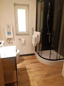 łazienka z prysznicem i toaletą w obiekcie Niedźwiady Małe 14 B w Ślesinie