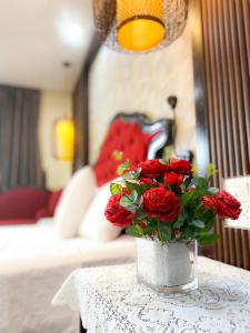 Postel nebo postele na pokoji v ubytování Art Hotel Ha Noi