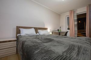 una camera da letto con un letto grande e una scrivania di Girgola a Mestia