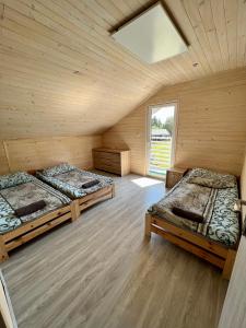 um quarto grande com duas camas numa casa de madeira em Sielsko-Anielsko Kobyla Góra em Ligota
