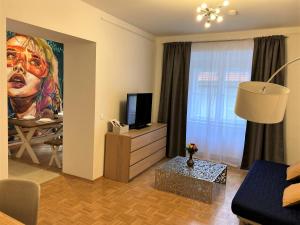 Telewizja i/lub zestaw kina domowego w obiekcie Carillon by BestChoice - Old City - Self Check-in with PARKING option