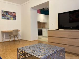 Telewizja i/lub zestaw kina domowego w obiekcie Carillon by BestChoice - Old City - Self Check-in with PARKING option