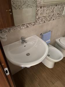 bagno con lavandino e servizi igienici di Uliveto Sant' Isidoro a Maglie