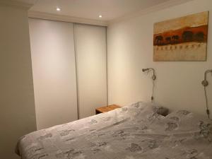 1 dormitorio con 1 cama y una pintura en la pared en Chalet, en Nistelrode