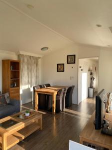 Chalet في Nistelrode: غرفة معيشة مع أريكة وطاولة