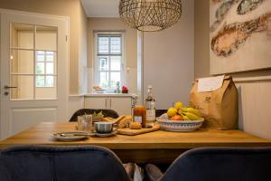 - une cuisine avec une table et un bol de fruits dans l'établissement Haus Möhre, à Tinnum