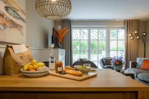 - un salon avec une table et une corbeille de fruits dans l'établissement Haus Möhre, à Tinnum