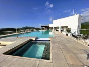 a swimming pool on top of a building at Apartamento cerca al mar, terraza con vista 360 in Santa Marta