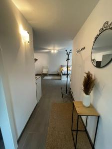 einen Flur mit einem Spiegel und einem Tisch in der Unterkunft Gemütliche Wohnung in ruhigem Wohngebiet in Aschaffenburg