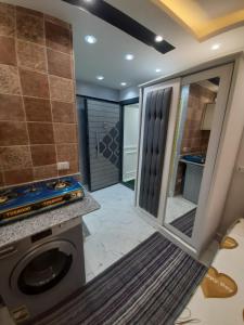 een badkamer met een wasmachine in een kamer bij استديو in Zes oktober (stad)