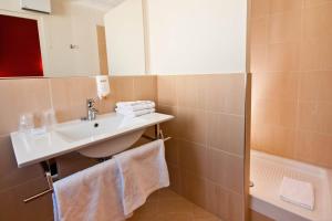 Phòng tắm tại Le Clocher de Rodez Centre Gare
