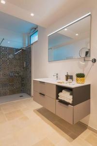ein Bad mit einem Waschbecken und einer Dusche in der Unterkunft Shangri-La Polignano a Mare in Polignano a Mare
