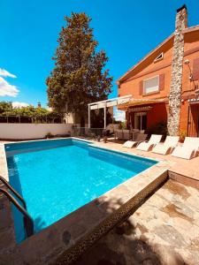 una piscina en el patio trasero de una casa en VILLA HUETOR , Magnifico chalet con piscina privada en Huétor Vega
