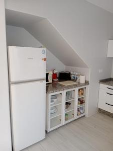 eine Küche mit einem weißen Kühlschrank im Zimmer in der Unterkunft Siorica Beach in Matalascañas