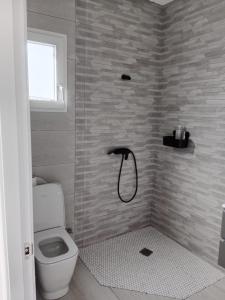 La salle de bains est pourvue d'une douche et de toilettes. dans l'établissement Siorica Beach, à Matalascañas