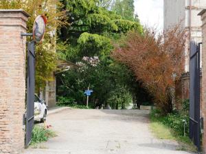 una calle vacía con un reloj al costado de un edificio en Bresbot B&B, en Bressana Bottarone