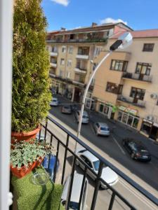 uma vista para uma rua da cidade a partir de uma varanda em Bulevard Apartments em Satu Mare