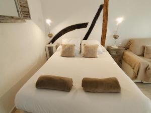 sypialnia z białym łóżkiem i dwiema poduszkami w obiekcie Bonito Apartamento Mundaka EBI-82 w mieście Mundaka