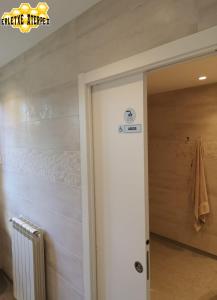 drzwi do łazienki z ręcznikiem na ścianie w obiekcie Erletxe Aterpea w mieście Lezo