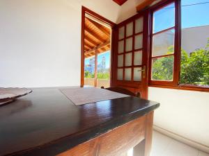 Habitación con cama, ventana y mesa. en Dusk Apartments with Stunning Mountain View, en La Canea
