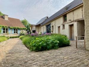 a brick driveway in front of a house at Nachtegael Poorthuis. Een ruime, lichte woning in loft stijl. in Kluisbergen